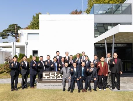 11일 오전 도담소에서 열린 경기도기독교총연합회 오찬 간담회에서 김동연 경기도지사, 오범열 경기도기독교총연합회 회장, 경기도기독교총연합회 임원 등이 기념촬영을 하고 있다.