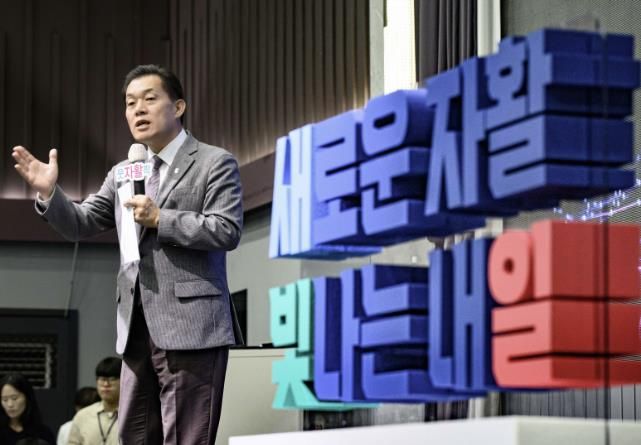 이재준 수원특례시장이 지난 14일 ‘2024년 자활사업 성과보고대회’에서 인사말을 하고 있다.
