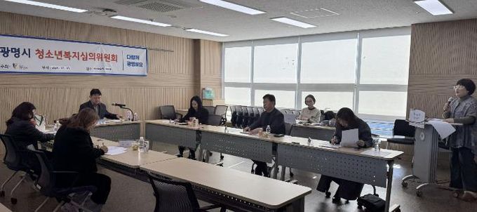 광명시는 지난 18일 평생학습원에서 어려움을 겪는 청소년의 지원방안을 마련하기 위해 ‘2024년 하반기 청소년복지심의위원회’를 개최했다.