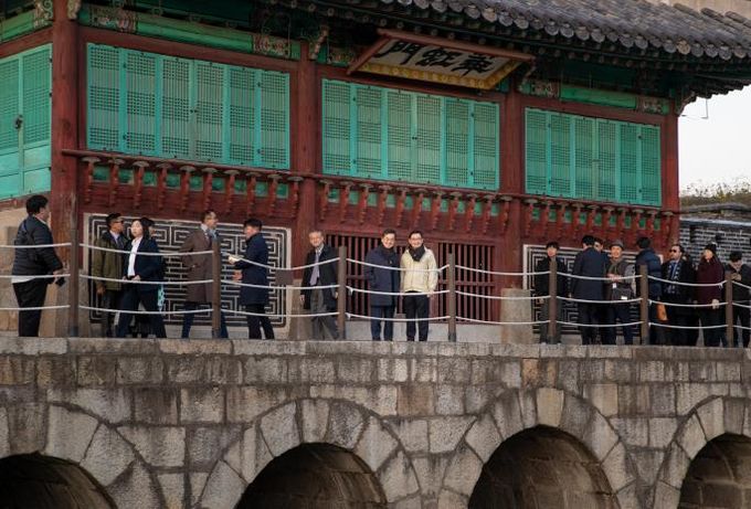 18일 오후 수원특례시 화성 용연 일대에서 김동연 도지사, 헹 스위 킷 싱가포르 부총리가 친교산책 중 기념촬영을 하고 있다.