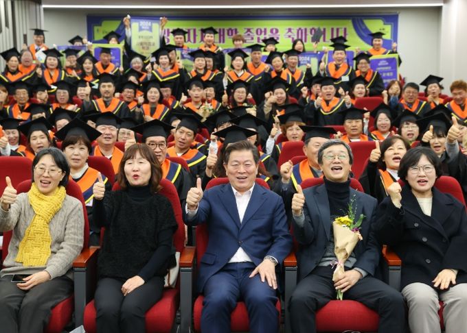 광명시는 지난 19일 평생학습원 강당에서 2024학년도 광명자치대학 졸업식을 성황리에 마쳤다. 사진은 졸업식에 참석한 박승원 광명시장(앞줄 가운데)이 졸업생들과 기념사진을 촬영하는 모습.