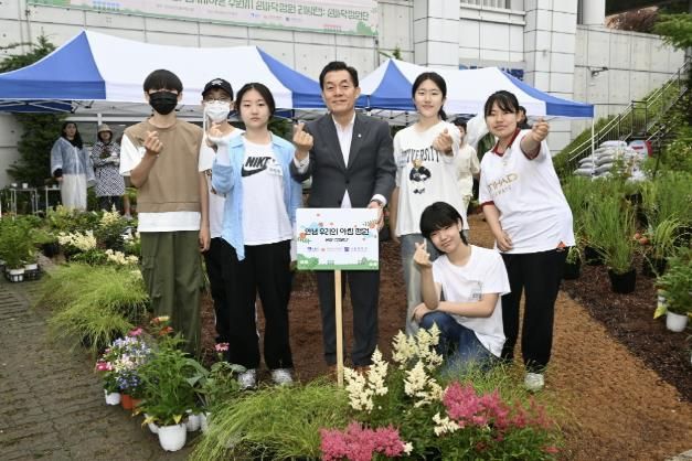 이재준 수원시장이 광교청소년청년센터 청소년운영위원회와 기념촬영을 하고 있다.