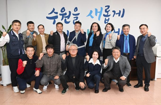 베트남 하이즈엉성 노동단체 대표단과 간담회 참석자들이 기념사진을 촬영하고 있다.(사진 위 왼쪽에서 다섯 번째 김현수 제1부시장)