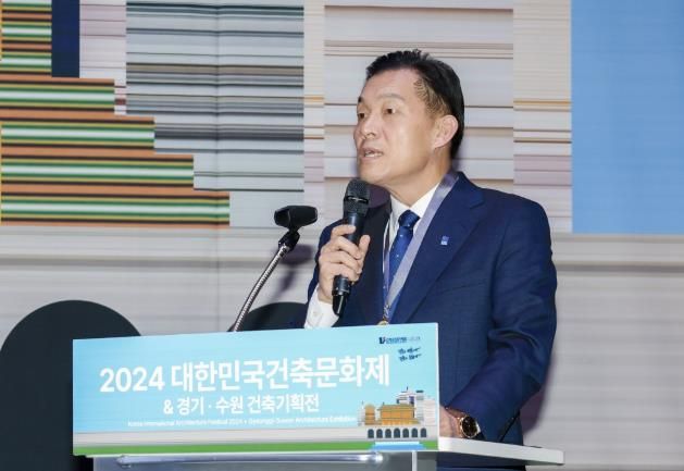 이재준 수원시장이 인사말을 하고 있다.