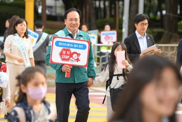 지난 9월 25일 이권재 시장이 25일 ‘아이 먼저’ 어린이 교통안전 캠페인에 동참 하고있다.