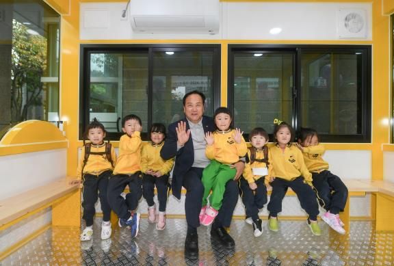 지난 11월 1일 이권재 시장이 새싹스테이션 9호 개소식을 갖고 아이들과 기념촬영을 하고 있다.