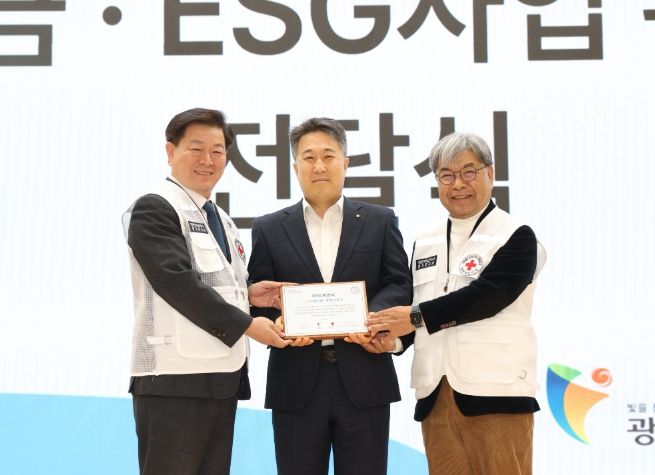 광명시는 27일 오후 시청 대회의실에서 광명시-대한적십자사 ESG협력 모델의 첫 사례로, NH농협은행 광명시지부에 ESG 확인서 1호를 전달했다. 사진 왼쪽부터 박승원 광명시장, 송해경 NH농협은행 광명시지부장, 이재정 대한적십자사 경기도지사 회장.