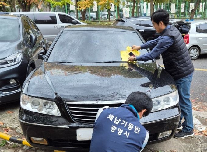 광명시는 오는 12월 한 달 동안 자동차세 및 자동차 관련 과태료 체납차량에 대해 집중단속을 실시한다. 사진은 자동차 번호판을 영치하는 모습.