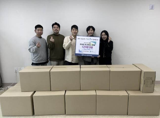 이남호 몰든 대표(오른쪽 3번째), 이미연 수원시사회복지협의회 사무국장(오른쪽 2번째)등이 전달식 후 함께하고 있다.