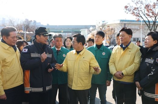 29일 오전 김동연 도지사가 양당 최종현(더민주), 김정호(국힘) 대표와 지역 도의원 등과 함께 안양농수산물도매시장에 방문해 폭설 피해현장 확인 및 점검, 현황청취를 했다.