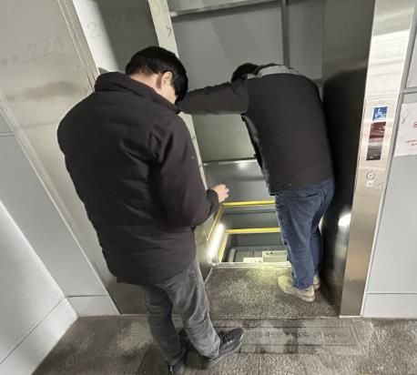 점검반이 시설을 점검하고 있다.