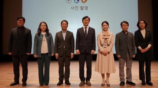 현근택 수원시 제2부시장(가운데)과 참석자들이 함께하고 있다.