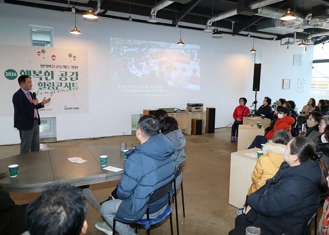 정장선 평택시장이 행복한 공감 힐링콘서트에 참석한 아파트 공동체 주민들에게 인사말을 하고 있다.