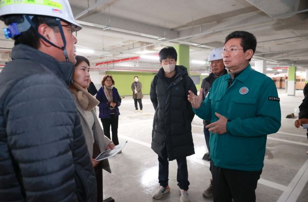 이상일 용인특례시장이 3일 양지면 경남아너스빌 디센트 건설현장을 찾아 현장소장에게 철저한 하자 보수를 당부했다.