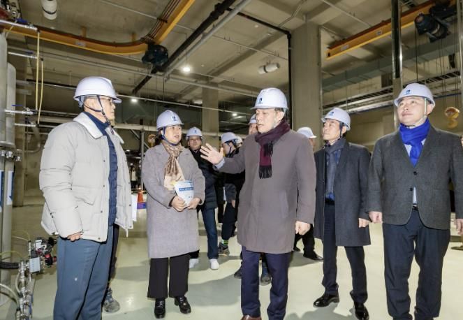 이재준 수원시장이 황구지천 공공하수처리시설을 점검하고 있다.