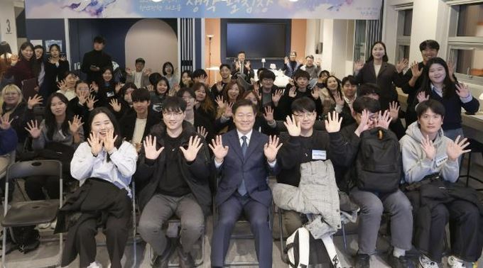 박승원 광명시장이 지난 11월 29일 제2청년동 청춘곳간에서 열린 '2024년 광명시 청년정책 워크숍-생각 펼침장' 참석자들과 기념사진을 촬영하는 모습