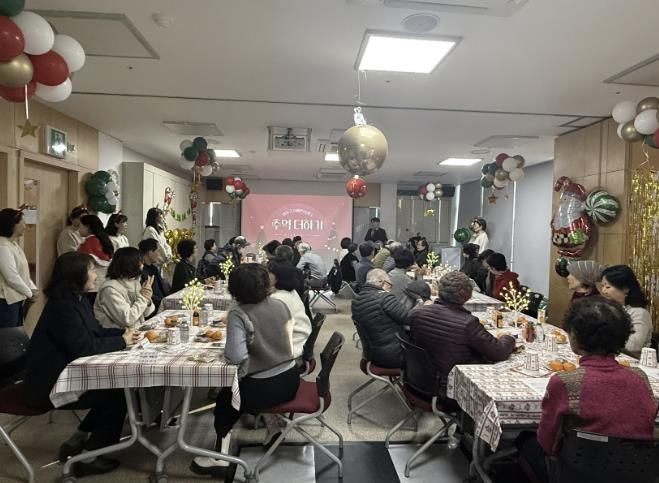 치매 환자, 보호자들과 함께 추억더하기 송년 행사를 진행하고 있다.