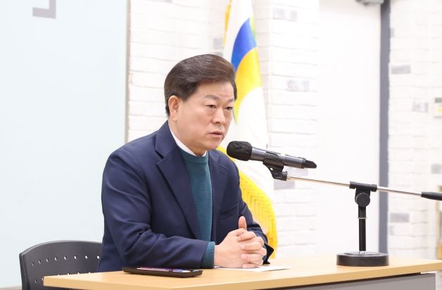 박승원 광명시장은 12일 시청 중회의실에서 긴급 간부회를 열고 “소비촉진 지원금과 지역화폐 지원 강화 등 가능한 모든 민생경제 지원 방안을 마련하라”고 주문했다.