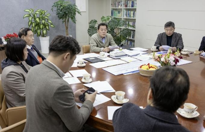 이재준 수원시장과 이재식 수원시의회 의장, 김정렬 부의장 등 시의원들이 의견을 나누고 있다.