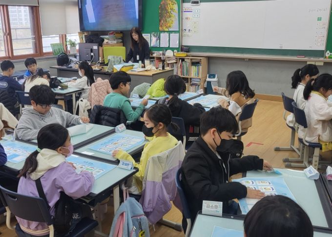 광명시는 광명시환경교육센터에서 개발한 광명형 융합환경교육 프로그램 ‘생명을 살리는 소중한 물’이 환경부 우수 환경교육프로그램으로 신규 지정됐다고 13일 밝혔다. 사진은 지난 4월 4일 소하초등학교에서 진행된 ‘생명을 살리는 소중한 물’ 교육프로그램에 참여한 학생들이 '주사위 메모리 게임' 교구로 학습하고 있는 모습.