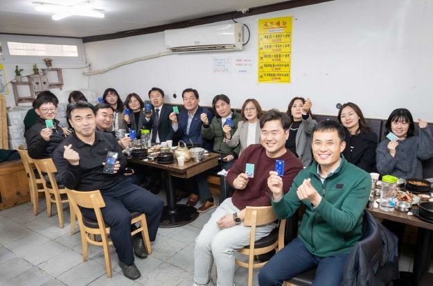 이재준 수원시장과 공직자들이 권선종합시장의 한 음식점에서 오찬간담회를 하고 있다.