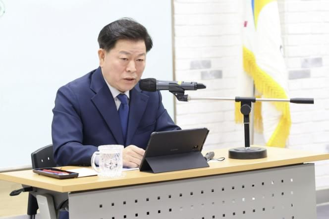 박승원 광명시장은 16일 오전 시청 중회의실에서 간부회의를 열고 탄핵 시국으로 얼어붙은 민생경제를 살리기 위해 총력 대응하겠다는 뜻을 밝혔다.