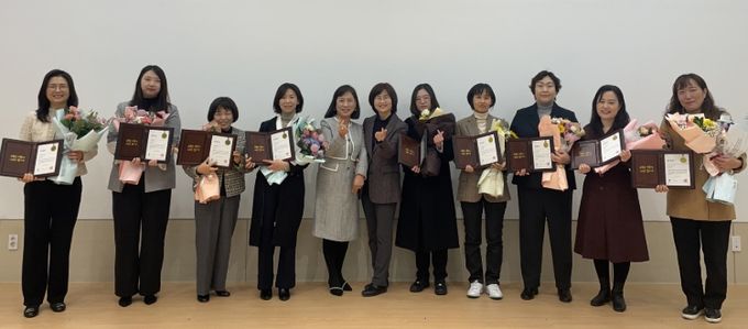 수상자들이 기념촬영을 하고 있다.