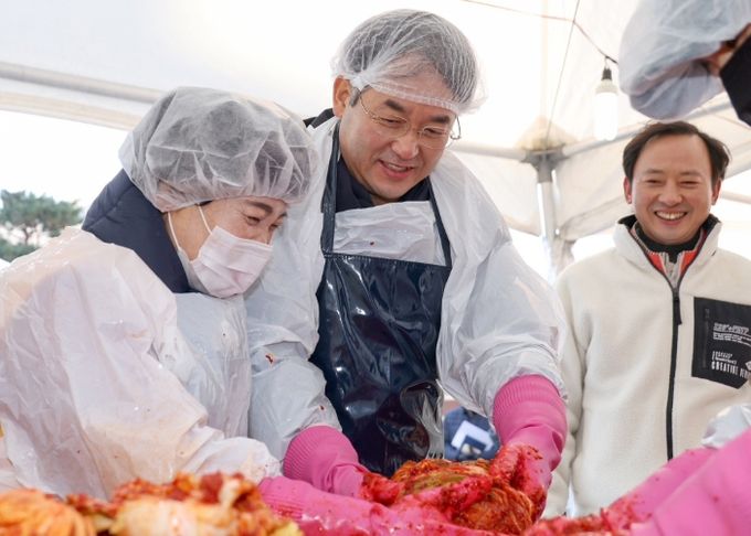 ‘사랑의 김장 나눔’행사 에서 김장을 하고 있는 이동환 고양특례시장