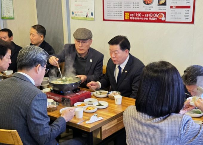박승원 광명시장이 탄핵 시국 속 어려움을 겪고 있는 소상공인을 살리기 위해 17일 간부 공무원들과 광명사거리의 한 음식점에서 오찬회를 가졌다.