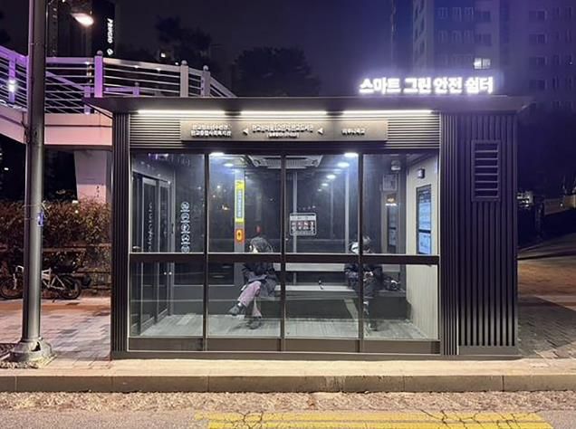 판교원마을 1,2단지 버스정류장에 설치된 스마트그린안전쉼터