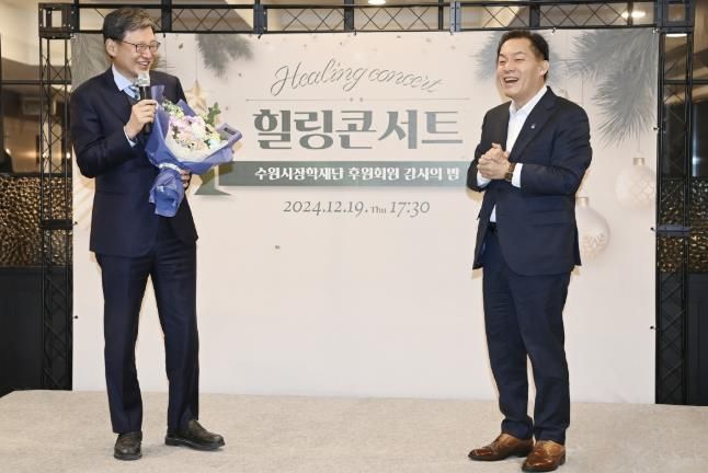 이재준 시장이 박춘근 이사장과 함께하고 있다.