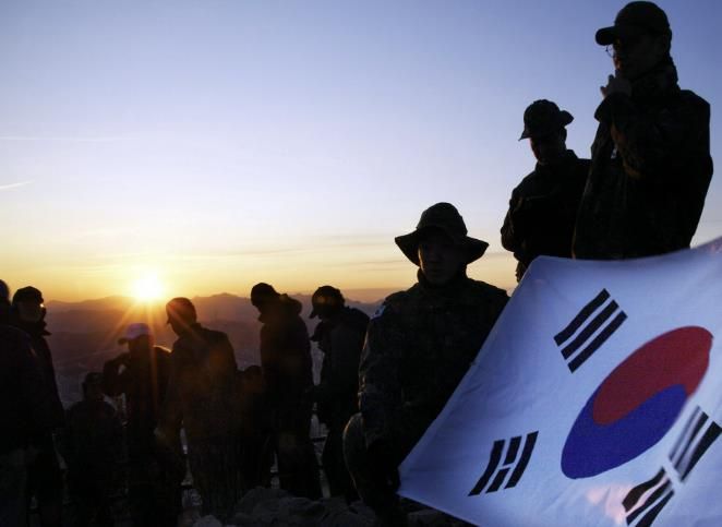 새해 첫 소래산 일출을 즐기는 산행객들