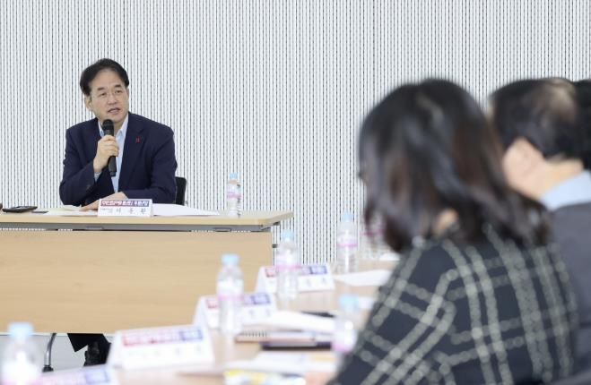 2024년 고양시 주민참여위원회 제2차 전체회의에서 인사말 중인 이동환 고양특례시장