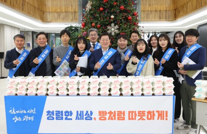 박승원 광명시장(사진 가운데) 26일 오전 시청 로비에서 열린 '청렴빵 나눔' 행사에 참석해 직원들과 기념사진을 촬영하고 있다.