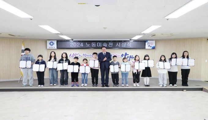 수상자들과 기념 촬영