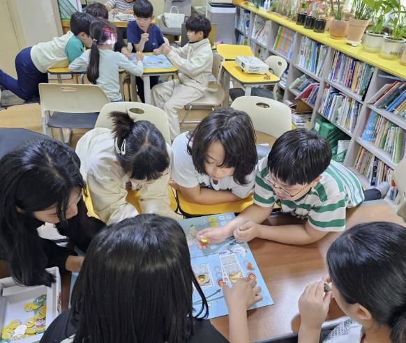 지난 10월 10일 힘찬키움지역아동센터에서 탄소중립 생활 속 실천 지속가능한 소비를 주제로 찾아가는 생활환경교육을 진행하는 모습