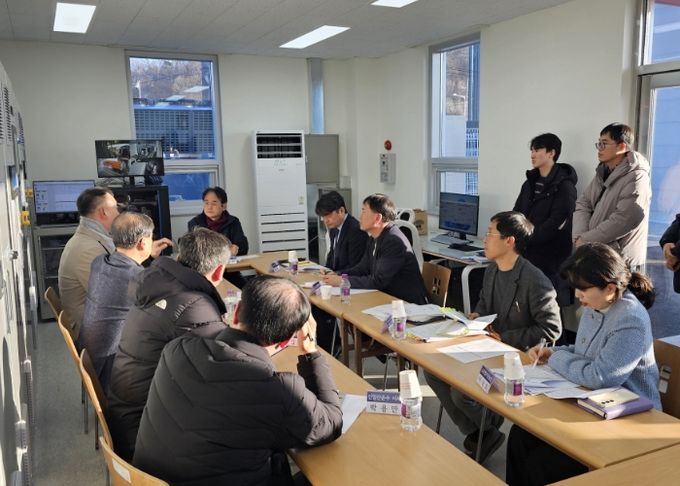 이동환 고양특례시장이 대자동 마을버스 업체 여산교통을 찾아 마을버스 운수종사자들과 면담을 하고 있다.