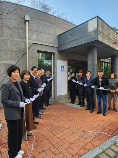 모범경로당 현판 제막식을 하고 있다.