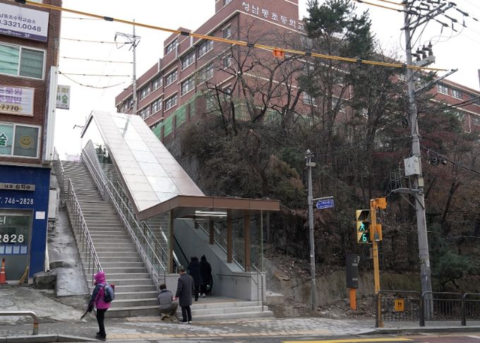 성남시, 성남동초등학교 앞 경사로에 도로 에스컬레이터 설치