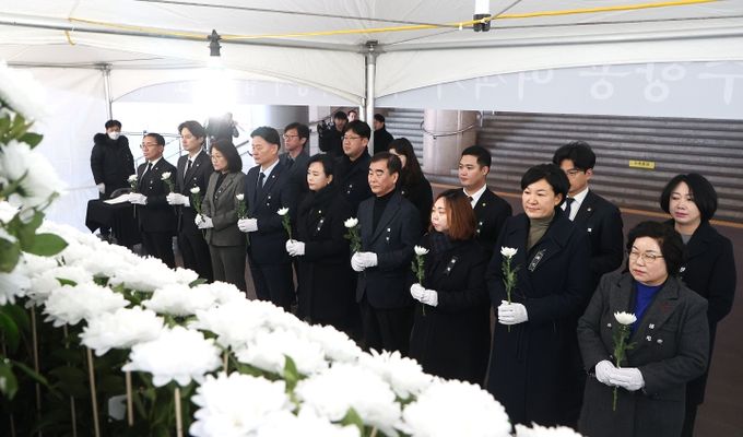 경기도의회 더불어민주당 의원, 항공기 참사 희생자 수원역 합동분향소 조문