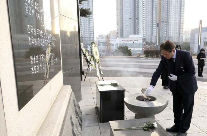 고양시현충공원에서 이동환 고양특례시장이 분향하고 있다.