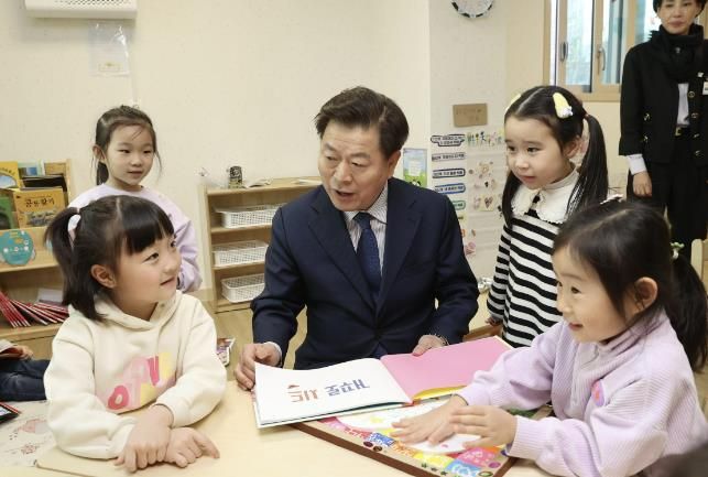 박승원 광명시장이 2024년 3월 열린 시립광명포레나어린이집 개원식에 참석해 원아들에게 책을 읽어주고 있다
