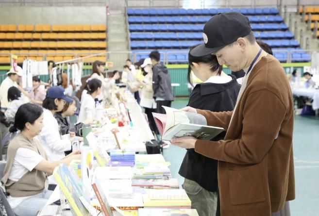 지난해 10월 12일 광명시민체육관에서 열린 '2024년 광명아트북페어'에서 시민들이 책을 읽고 있다.