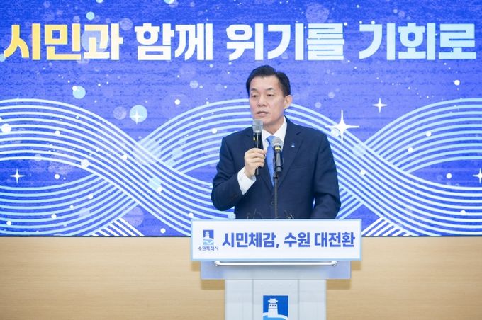 <strong>이재준 수원특례시장이 지난 6일 수원시청에서 2025년 신년브리핑을 열어 올해 주요 계획을 소개하고 있다.</strong>