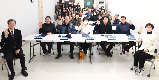 7일 금산빌딩 지하1층 회의실에서 열린 2025년 제3기 철산4동 주민자치회 신규위원 위촉식에 정순욱 광명시 부시장(사진 앞줄 왼쪽)이 참석해 신규위원들과 기념사진을 촬영하고 있다.