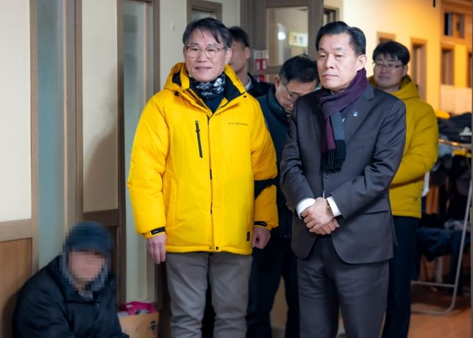 이재준 수원시장이 노숙인 일시보호소 꿈터에서 한 노숙인의 이야기를 듣고 있다.