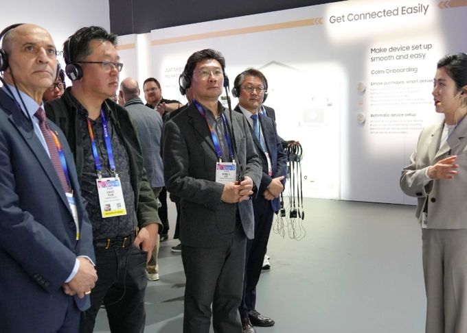 이상일 용인특례시장이 현지시간 8일 미국 라스베이거스에서 열린 'CES 2025'에서 삼성전자가 마련한 전시관을 방문해 기술에 대한 설명을 듣고있다.