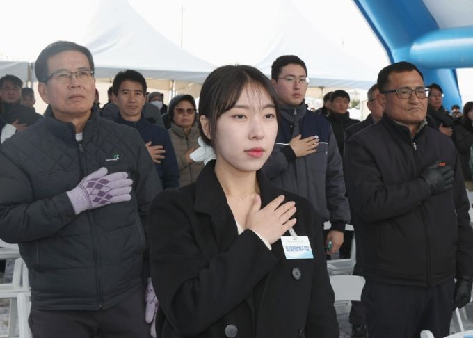 지난해 11월 28일 광명시 일일명예시장(사진 가운데)이 광명학온 공공주택지구 부지조성공사 착공식에 참석해 국민의례를 하고있다.