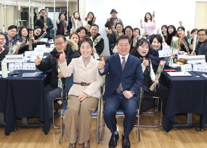 9일 철산1동 행정복지센터 3층 강당에서 열린 제3기 주민자치회 신규위원 위촉식에 박승원 광명시장이 참석해 신규위원들과 기념사진을 촬영하고 있다.