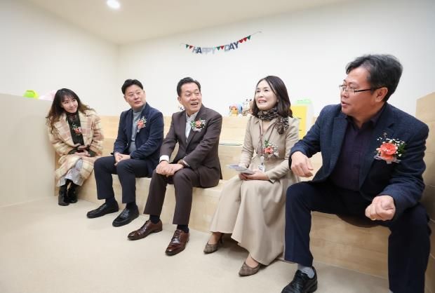 이재준 시장(가운데)과 참석자들이 이야기를 나누고 있다.